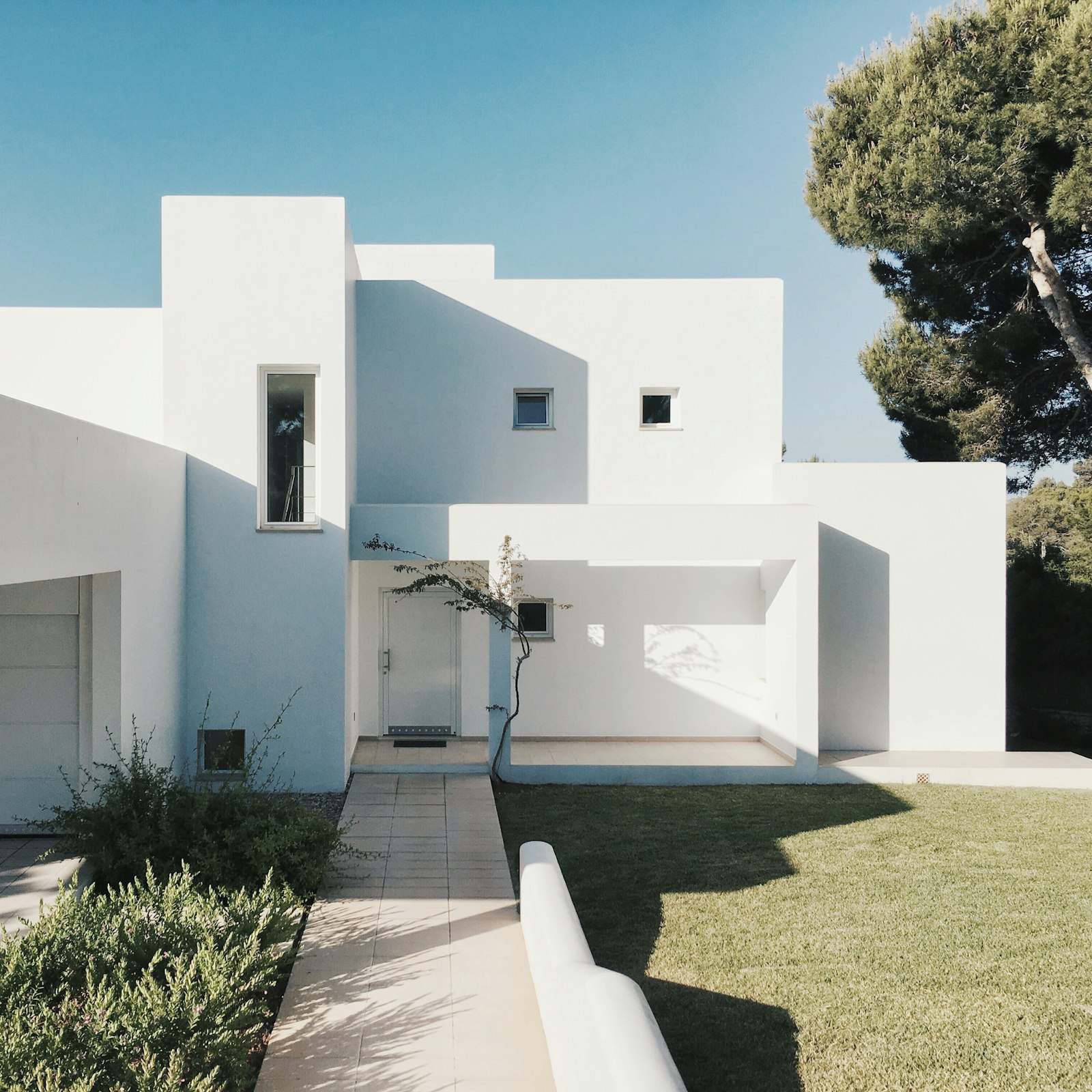 Villa moderna minimale, architettura bianca